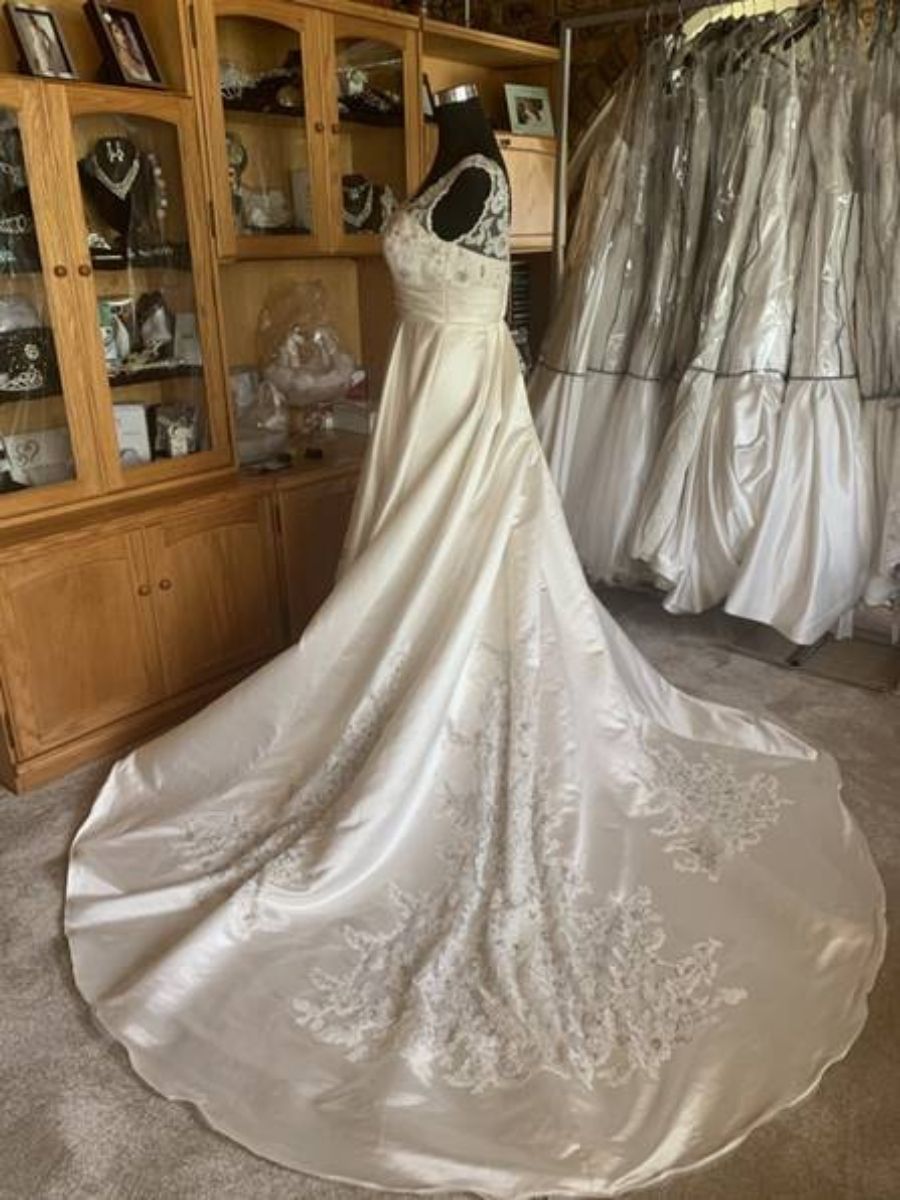EY13222KB Stunning Satin Ivory Wedding Gown US4/SA28 Eternally Yours